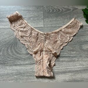 Victoria’s Secret y2k Brazilian floral lace panty with keyhole back. Size M